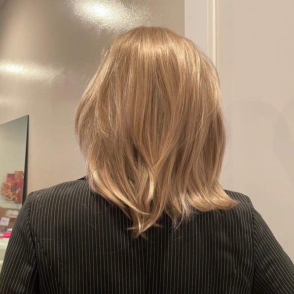 NWT 14” butter beige light layers shoulder length straight blonde wig dark roots - Picture 15 of 16